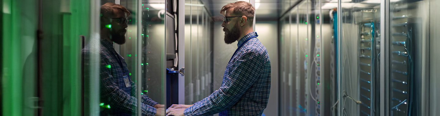 Man in serverroom Mainbanner