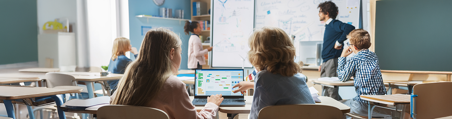 Die Kinder lernen in der Schule am Laptop