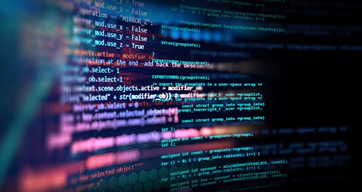 Programmcode auf Bildschirm mit farbiger Darstellung