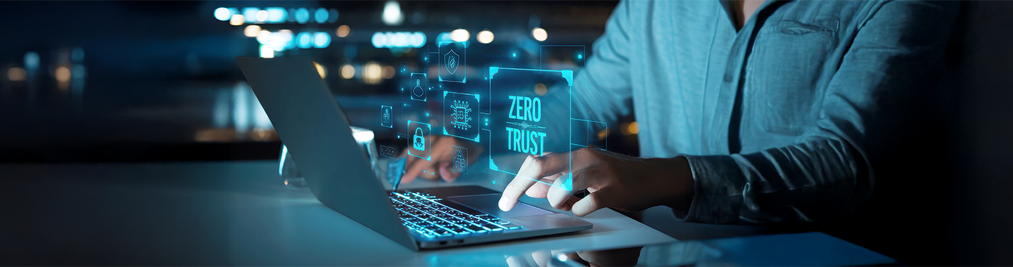 Ein Mann arbeitet an einem Laptop