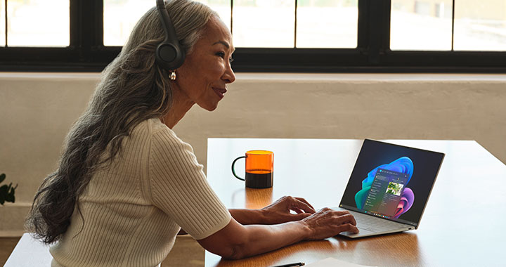 Eine Frau, die mit Windows 11 arbeitet.