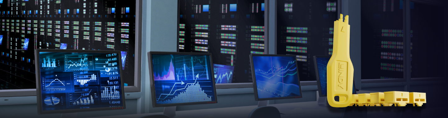 Arbeitsplatz mit mehreren Monitoren zeigt Datenanalysen und Diagramme in einem modernen Rechenzentrum