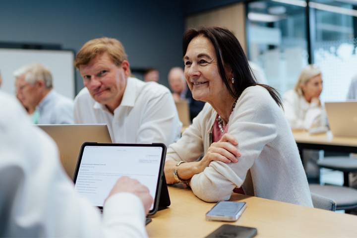 Ein Mann und eine Frau tauschen sich beim Bechtle AI Experience Day aus