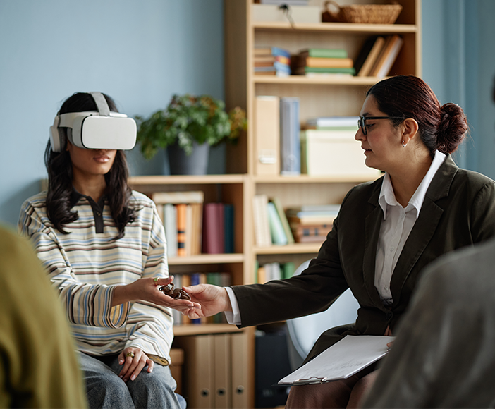 Eine Frau mit VR-Brille