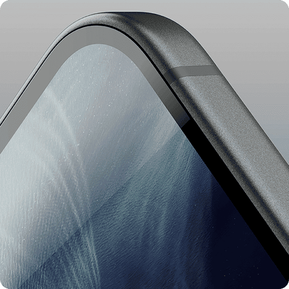 Nahaufnahme der abgerundeten Ecke eines modernen Smartphones mit glattem Metallrahmen und Displayglas