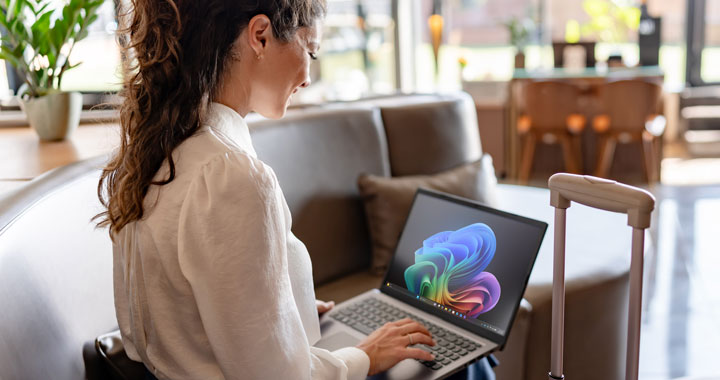 A woman on the sofa working on her laptop