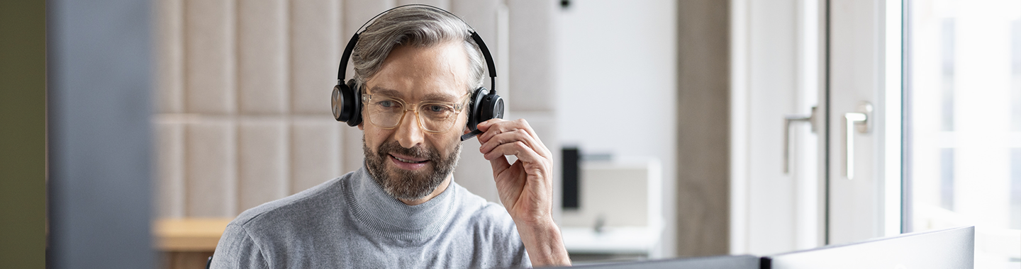 Ein Mann trägt ein Headset