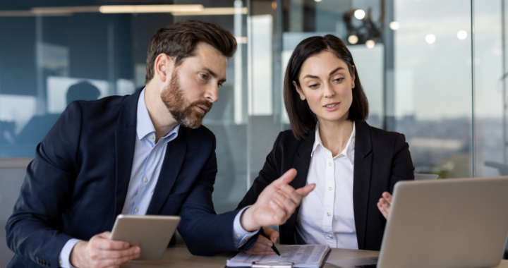 Ein Mann und eine Frau arbeiten an einem Laptop.