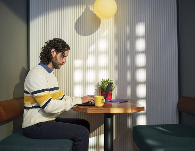 Mann sitzt in einem Kaffee