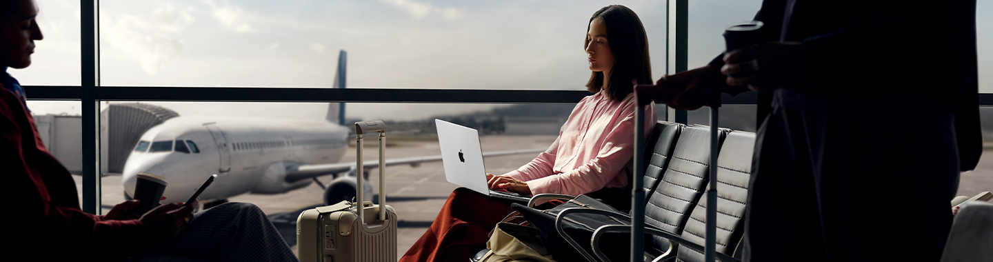 Apple @ Work Reseller Event | Frau am Flughafen