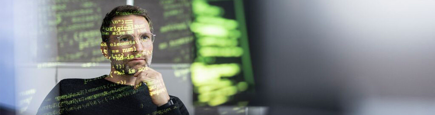 Mann sieht sich Daten an