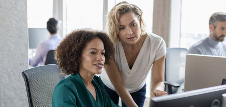 zwei Frauen schauen nach Win11