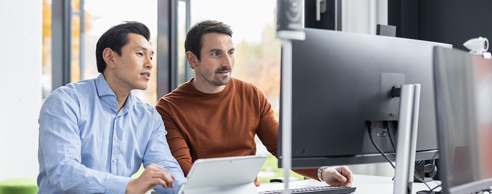 2 Personen arbeiten am PC