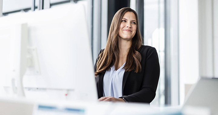 Woman working 6er Grid