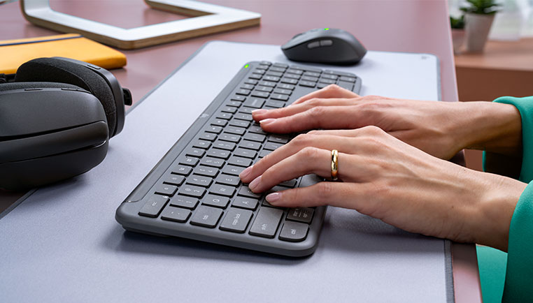 Logitech MK 950 typing like on the notebook