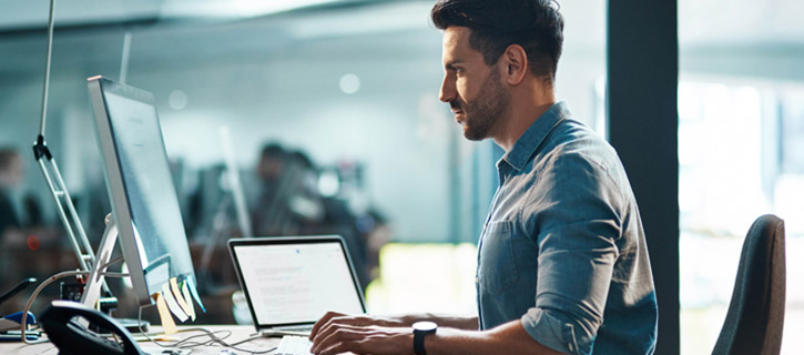 Ein Mann sitzt an seinem Arbeitsplatz