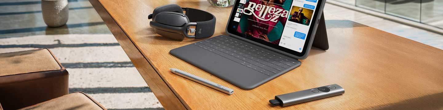 Logitech-Zubehör auf einem Schreibtisch