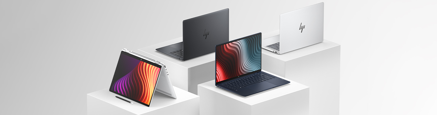 Vier moderne HP Laptops in verschiedenen Positionen auf weißen Podesten mit farbintensiven Bildschirminhalten
