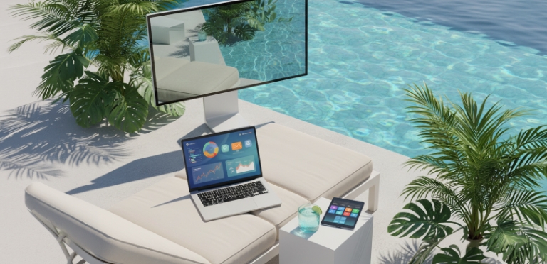 Monitor und mobile Geräte an einem Poolarbeitsplatz