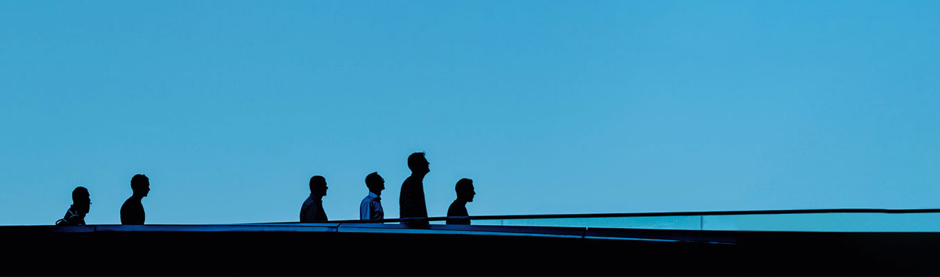 Menschen stehen auf Brücke
