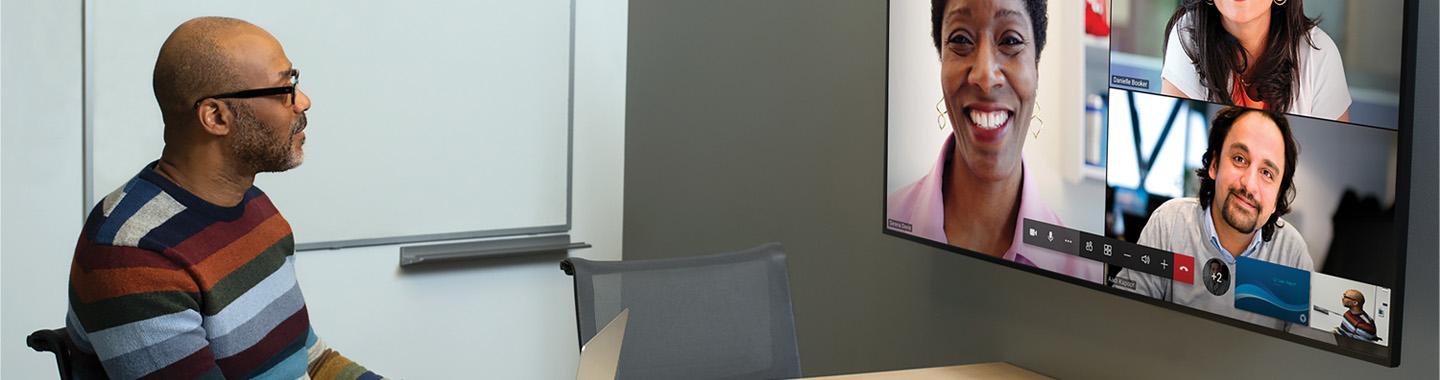 Mann in einem Online-Meeting