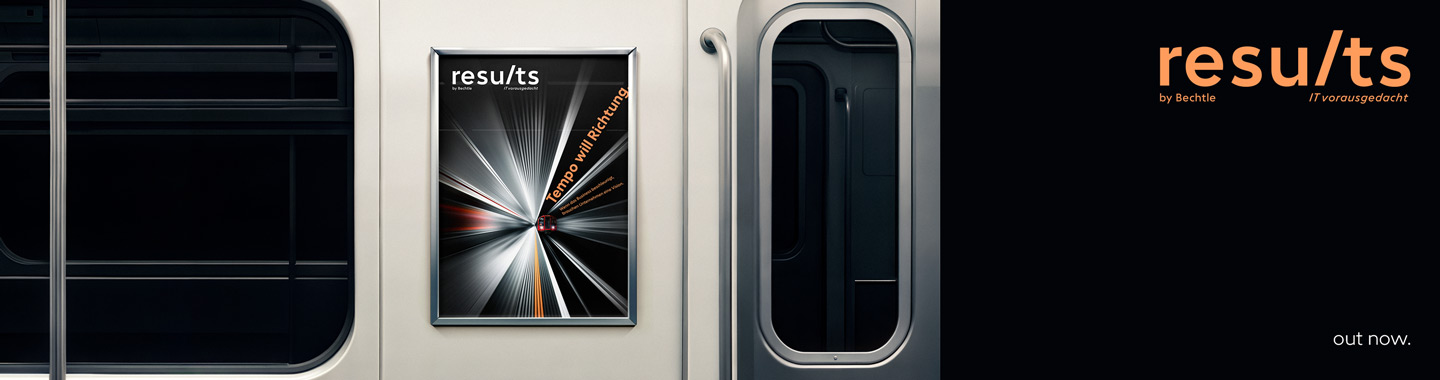 Werbeplakat in einer U-Bahn zeigt dynamische Lichtstreifen und Slogan zur Beschleunigung von IT-Prozessen