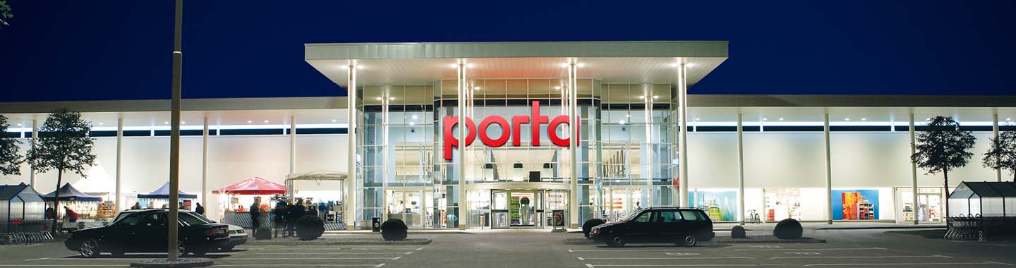 Firmengebäude von Porta bei Nacht