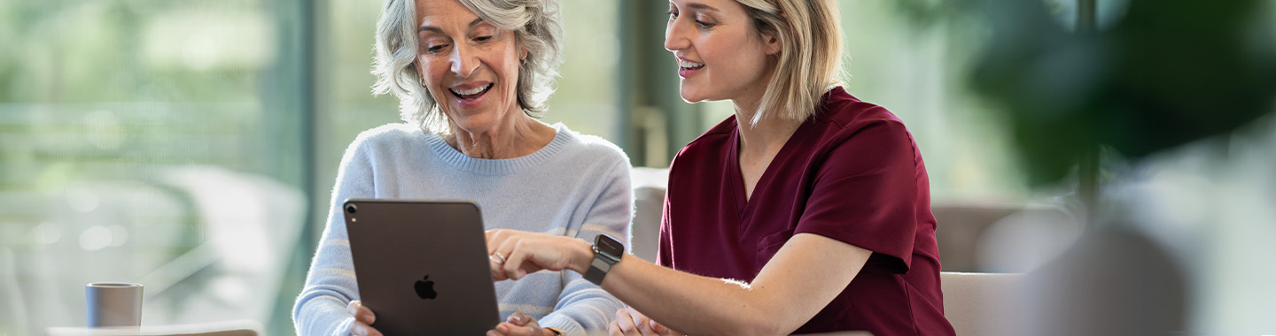 Frauen, die ein Tablet benutzen