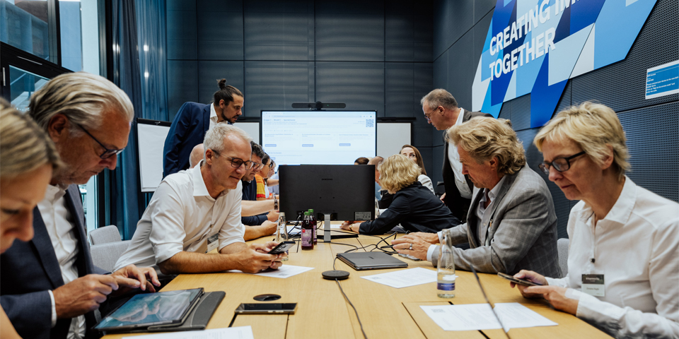 Gruppe, die am Bechtle AI Experience Day mitwirkt