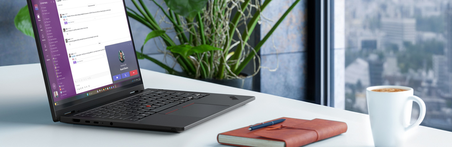Schreibtisch mit Notebook, Notizheft und Kaffee