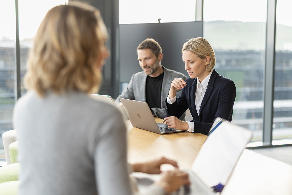Colleagues in an office - Tips to choose the right Macbook