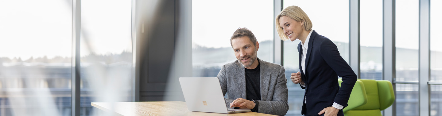 Eine Frau und ein Mann arbeiten am Laptop