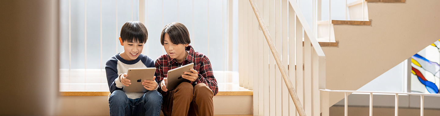 Apple Education | Schüler lernen und haben Spaß vor ihren iPads