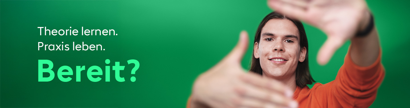 Ein junger Mann lächelt in die Kamera und streckt einladend seine Hände aus.