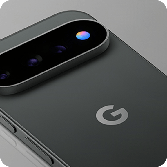 Smartphone mit dreifacher Kamera und Google-Logo auf der Rückseite in mattem Schwarz