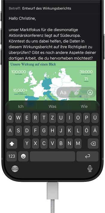 Smartphone zeigt E-Mail mit Anfrage zur Überprüfung eines Wirkungsberichts und eingeblendeter Tastatur