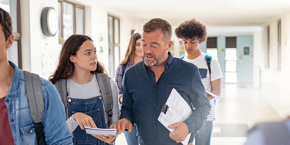 schule rektor schueler lehrer schuelerin gang flur