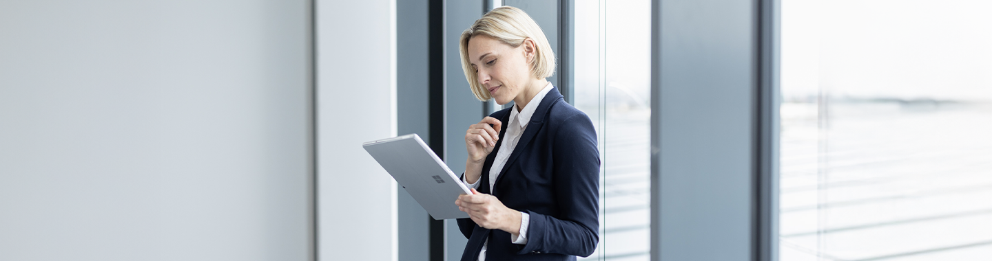 Frau arbeitet in einem Büro an einem Tablet