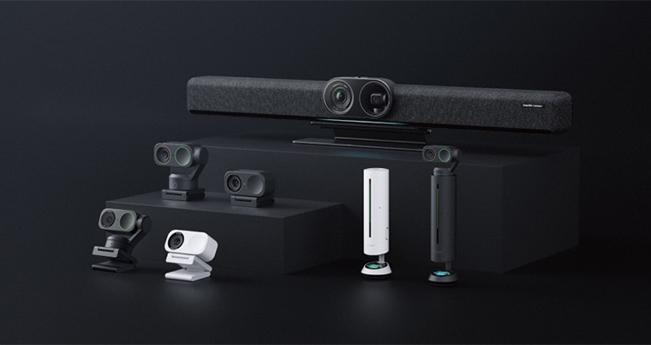 Insta360 Konferenzkameras und Videobar auf dunklem Hintergrund