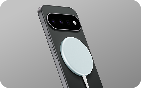 Smartphone mit kabellosem Ladegerät auf der Rückseite zur Energieversorgung