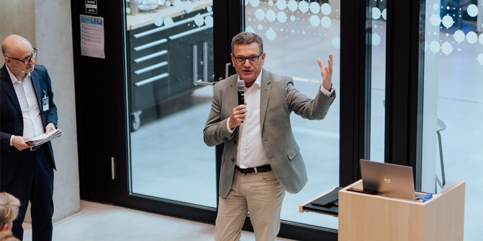 Helmut Reisinger, CEO EMEA bei Palo Alto Networks, beschrieb die neue Realität wie folgt: „Wenn Hersteller Sicherheitslücken bekannt geben, dauert es im Durchschnitt nur 11 Minuten, bis die ersten KI-Agenten angreifen.“