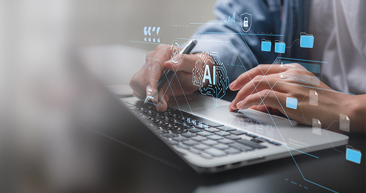 Mann arbeitet an einem Laptop, über seinen Händen schweben Ai-Symbole.