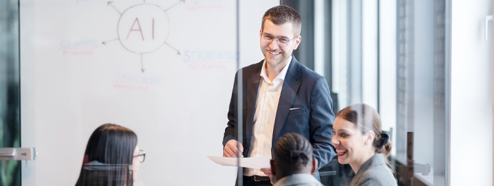 Die Menschen arbeiten in einem Büro.