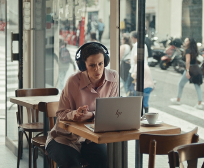 Woman working in cafe Portfoliobanner