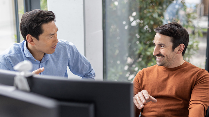 Zwei Männer unterhalten sich im Büro