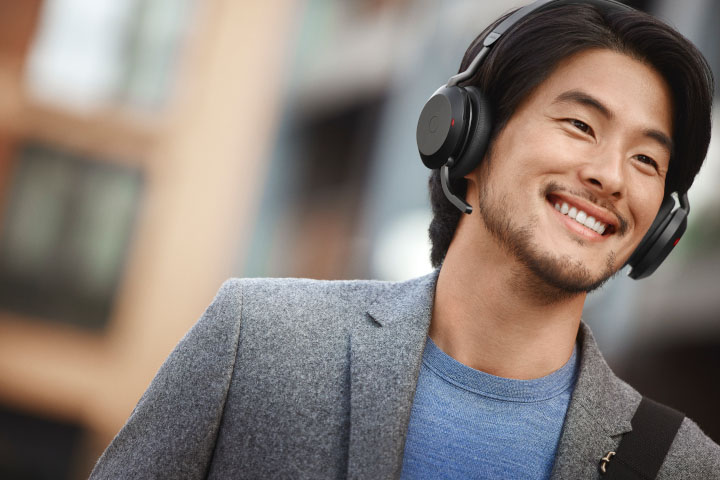 Jabra Evolve2 75 Lifestyle Male Street Medium