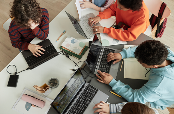 Die Kinder lernen in der Schule mit Laptops.