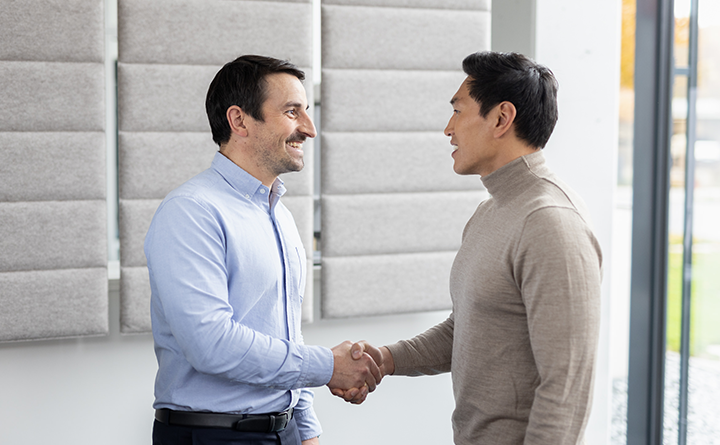 Zwei Männer geben sich die Hand