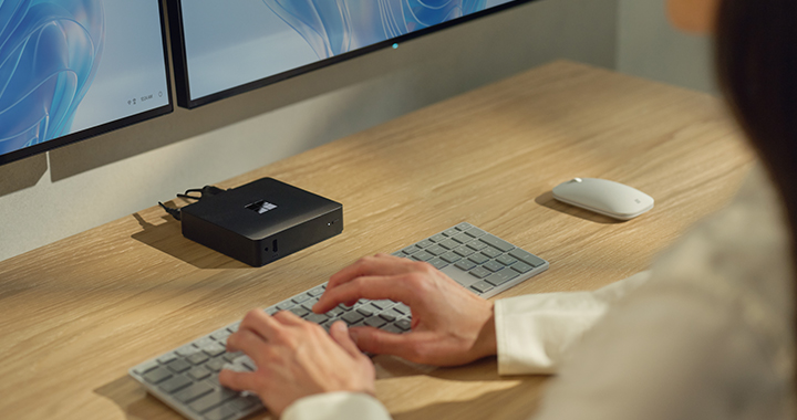 Microsoft Windows 365 Link | Woman working on two linked displays in the office.