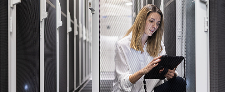 Eine Frau arbeitet im Rechenzentrum